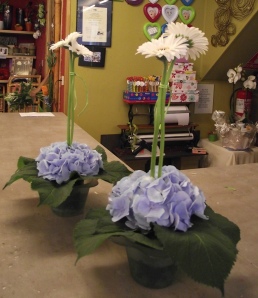 hortensia azul y gerbera blanca